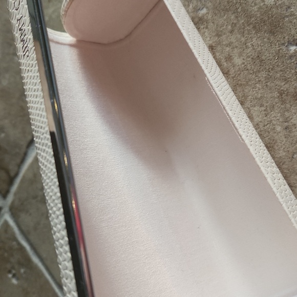 Jimmy choo eye glass case snake skin pattern in cream colored magnetic closure - Picture 6 of 7